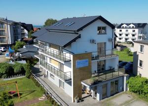亚斯塔尔尼亚Nova Przystań的享有带太阳能屋顶房屋的空中景致