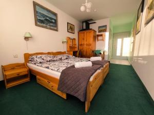 ein Schlafzimmer mit einem Bett in einem Zimmer in der Unterkunft Mikolaj in Białogóra