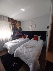 Postel nebo postele na pokoji v ubytování Leonchic - Guest House com Piscina de Água Salgada