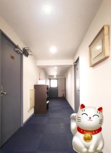 飯能市にある飯能ビジネスホテルあづまの廊下に猫の像がある部屋 +24枚の写真