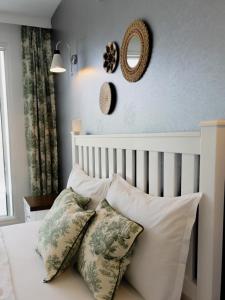 Кровать или кровати в номере Kıyı Hotel Selimiye