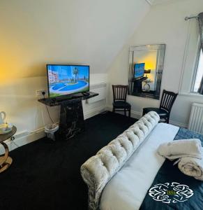 sala de estar con sofá y TV en Royal Marine Hotel Dunoon en Kirn