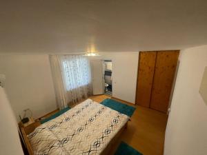 a small bedroom with a bed in a room at La Moieciu pe Deal in Moieciu de Jos