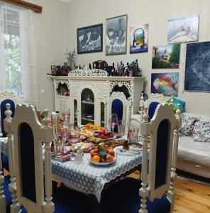 une salle à manger avec une table remplie de nourriture dans l'établissement Grandmother Naziko, à Vani
