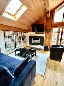 een woonkamer met een bank en een tafel bij Gstaad Paradise View Chalet with Jacuzzi in Rougemont