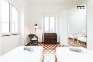 Ένα ή περισσότερα κρεβάτια σε δωμάτιο στο Spacious 3-Bedroom Apartment - 10 Min to City Center & 5 Min to Gaslini Hospital
