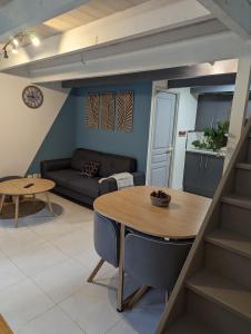 a living room with a table and a couch at Appartement 4 personnes bord mer in Yves