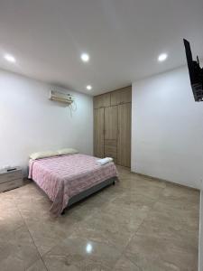 een slaapkamer met een bed in een witte muur bij K Luna Hostal Boutique in Ríohacha