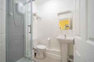 W łazience znajduje się toaleta, umywalka i prysznic. w obiekcie The Well Inn w mieście Shepton Mallet