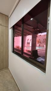 een raam in een kamer met een laptop bij K Luna Hostal Boutique in Ríohacha
