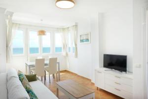 TV a/nebo společenská místnost v ubytování Precioso apartamento en primera línea en Torrox