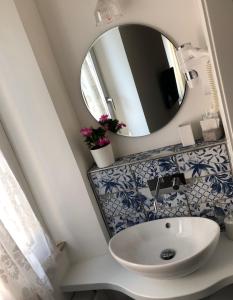 bagno con lavandino e specchio di B&B Dimor'à a Pitigliano