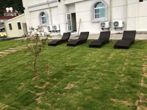a group of black benches sitting in a yard at Ludao 38 Degree Ocean view B&B in Green Island