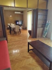 sala de estar con mesa y comedor en Apartment Filip, en Trogir