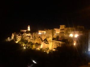 vista di una città di notte con luci di B&B Dimor'à a Pitigliano