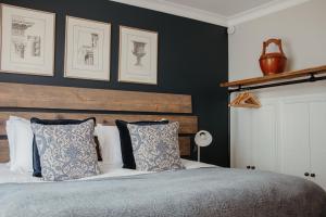 1 dormitorio con 1 cama con cabecero de madera en Marners Rock No 1 en Fowey