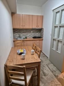 una cocina con una mesa de madera con dos tazas. en Drossinos Studios, en Poros