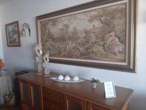 obraz wiszący na ścianie nad drewnianą szafką w obiekcie Las Gemelas de Terreros 1 w mieście San Juan de los Terreros +44 zdjęcia
