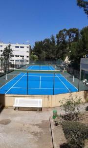 Tenis a/nebo squash v ubytování Saint-Mandrier ou la presqu'île de beauté nebo okolí