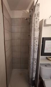 Koupelna v ubytování Saint-Mandrier ou la presqu'île de beauté + 13 fotografií