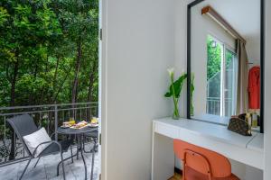 a room with a balcony with a table and chairs at Yellow house with private parking by Adex travel in Split