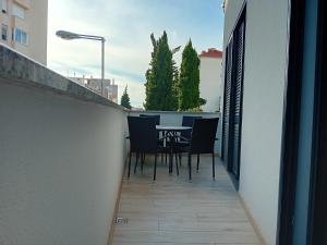 un patio con tavolo e sedie sul balcone. di Villa Maboka a Zara (Zadar)