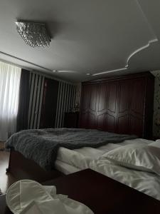 Rúm í herbergi á Guest House Misho