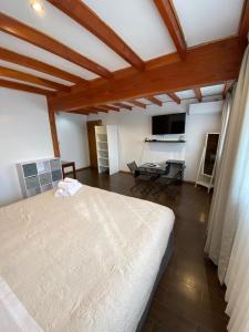 um quarto com uma cama e uma mesa num quarto em Borde Luz Hotel Boutique em Pucón