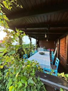 un patio con mesa y sillas azules en Rodart Morski, en Sztutowo