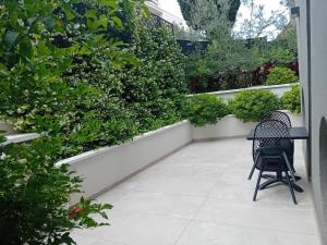 une terrasse avec une table, des chaises et des plantes dans l'établissement Villa Maboka, à Zadar