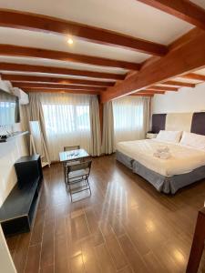 1 dormitorio con 1 cama y escritorio en una habitación en Borde Luz Hotel Boutique en Pucón