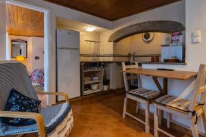 eine Küche mit einem Tisch und einigen Stühlen in einem Zimmer in der Unterkunft The Point - Sintra 1 in Sintra