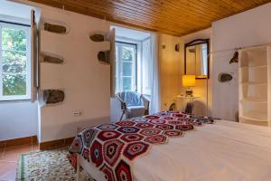 ein Schlafzimmer mit einem großen Bett und einem Fenster in der Unterkunft The Point - Sintra 1 in Sintra