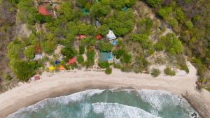 Casa Yosi, Beach Front Piece of Heaven في سان خوان ديل سور: اطلالة جوية على شاطئ به بيوت ومحيط