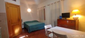 Habitación pequeña con 1 dormitorio con mesa y 1 cama en Campagna De Mercedes, en Alghero 37 fotos más