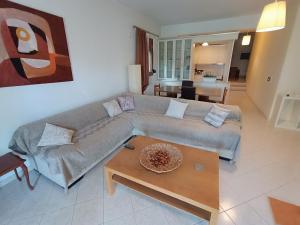 uma sala de estar com um sofá e uma mesa em Apartment Villa Panorama em Tessalônica