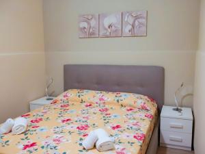 een slaapkamer met een bed met handdoeken erop bij Casa Vacanze Michelangelo in Letojanni