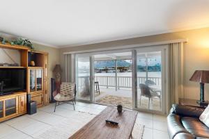 TV a/nebo společenská místnost v ubytování Kuapa Isle Gem Unit 419