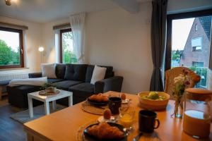 sala de estar con sofá y mesa en Feriemhof Kruse Wohnung Nr 1, en Grömitz