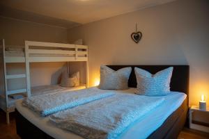 1 dormitorio con litera y almohadas azules en Feriemhof Kruse Wohnung Nr 1, en Grömitz