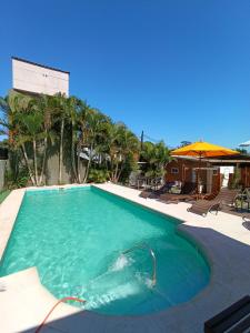 uma piscina no meio de um resort em Altos del Iguazu em Porto Iguaçu