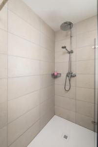 O baie la Large Home with Private Garden