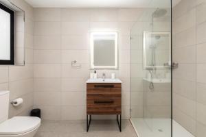 O baie la Large Home with Private Garden