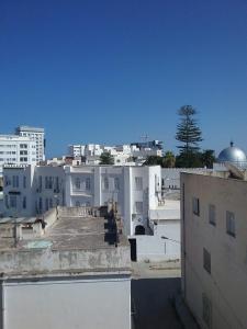 - une vue sur une ville avec des bâtiments blancs dans l'établissement Nour, à Sousse
