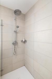 O baie la Large Home with Private Garden
