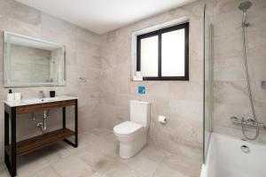 O baie la Large Home with Private Garden