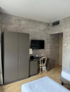 1 dormitorio con 1 cama y escritorio en una habitación en Sole Mare, en Ventimiglia