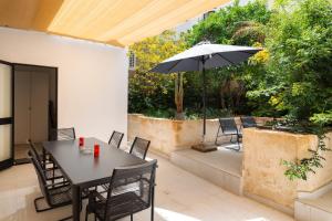 O grădină în afara Large Home with Private Garden