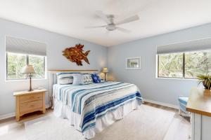 um quarto com uma cama e uma ventoinha de tecto em 2023 Beach Wood em Fernandina Beach