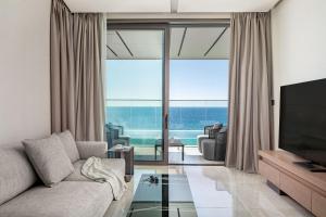 TV a/nebo společenská místnost v ubytování Amathus Residences